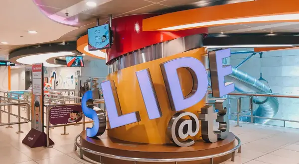 Die SLIDE@t3-Rutsche im Singapur Flughafen ist ein Spaß für Reisende.