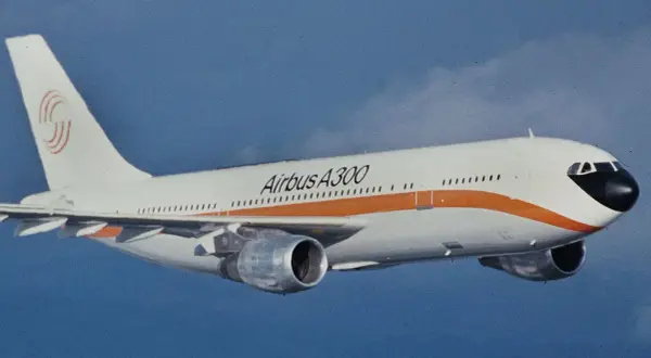 Ein Airbus A300 fliegt im blauen Himmel. Seit wann gibt es Flugzeuge? Diese Maschine ist ein Meilenstein der Luftfahrtgeschichte.