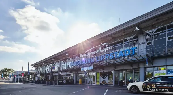 Flughafen Paderborn Lippstadt mit Schriftzug "Mein Heimathafen". Lageplan für Parken am Flughafen.