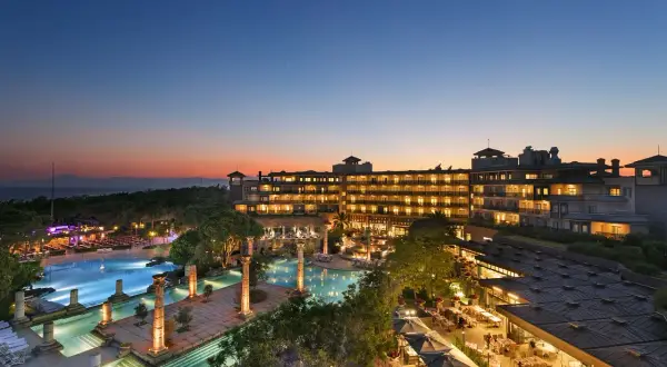 Ein luxuriöses Hotel mit Pools und Restaurants im Abendlicht. Der Robinson Nobilis lädt zum Entspannen ein.