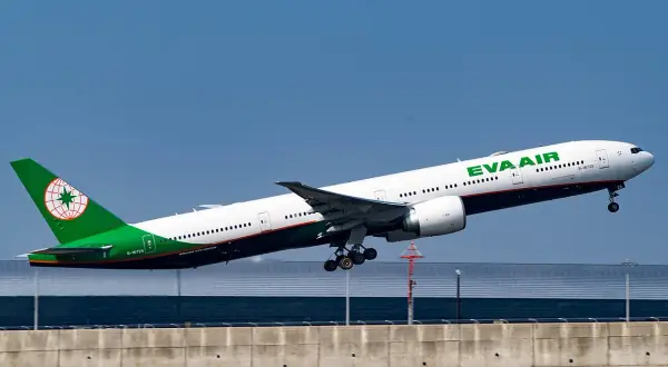 Ein EVA Air Flugzeug hebt ab. Keine Anzeichen eines Absturzes, nur ein starker Start.