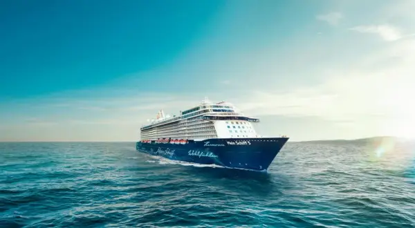 Ein großes Kreuzfahrtschiff, die "Mein Schiff 5", fährt auf dem Meer. Tolle Kreuzfahrt Tipps für Ihren nächsten Urlaub.