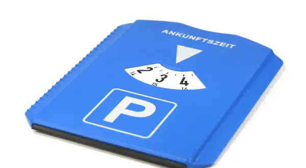 Blaue Parkscheibe mit P-Symbol und Anzeige der Ankunftszeit. Man kann die Parkscheibe weiterdrehen, um die Parkdauer einzustellen.