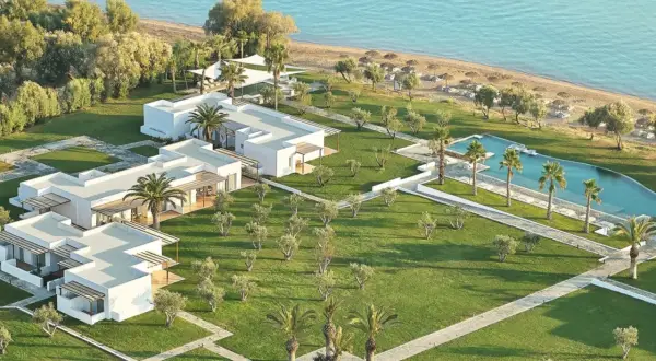 TUI Kids Club Grecotel Casa Marron: weiße Gebäude, Pool, Strand und Palmen. Ein Paradies für Familien.