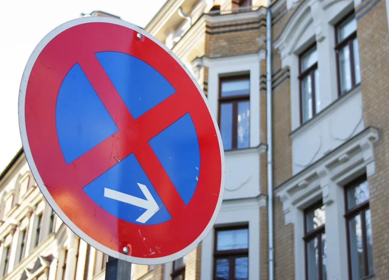 Absolutes Halteverbot: Achtung, hier droht das Abschleppen! Ein Schild warnt vor dem Parken.