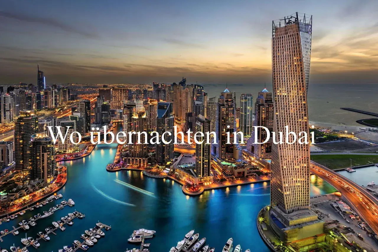 Glitzernde Skyline von Dubai bei Nacht, mit beleuchteten Wolkenkratzern und einem Yachthafen. Perfekt für einen Dubai Zwischenstopp.