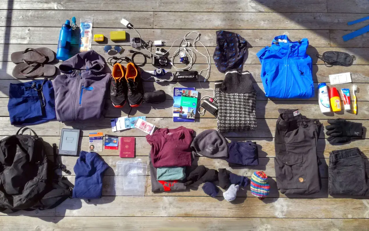 Packliste Norwegen: Kleidung, Schuhe, Technik, Reiseunterlagen und Hygieneartikel für das Abenteuer.