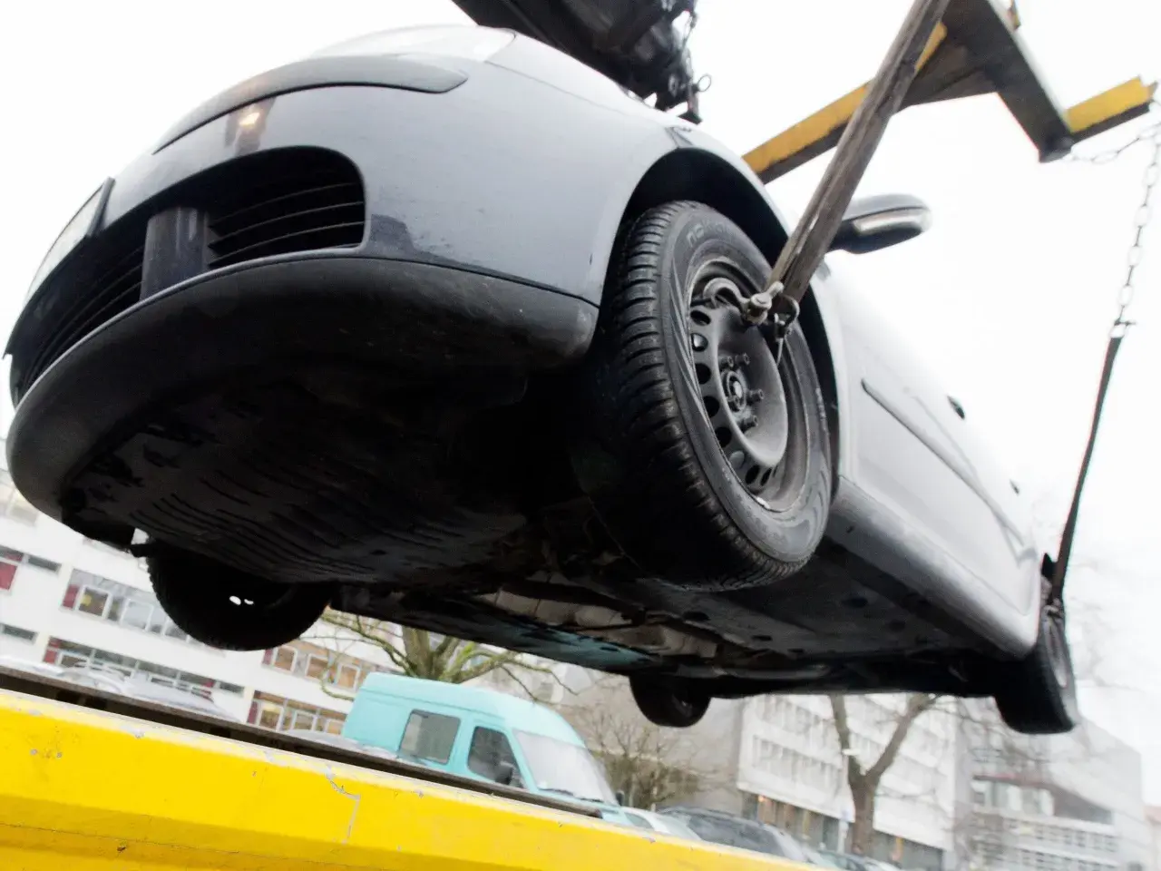 Ein Auto wird abgeschleppt. Die Abschleppkosten pro km können je nach Anbieter variieren.