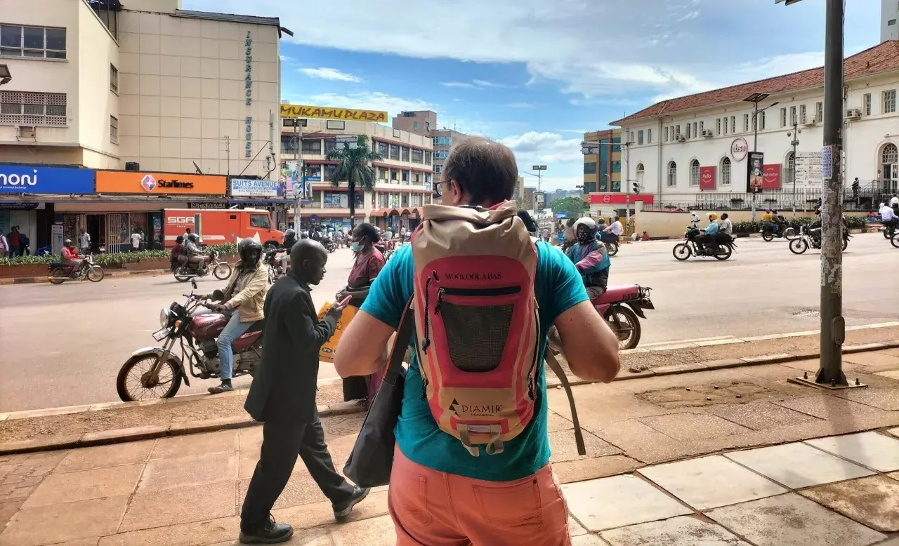 Bunte Rucksäcke und Motorräder in Uganda. Perfekt für die Packliste Uganda, wenn man die Stadt erkundet.