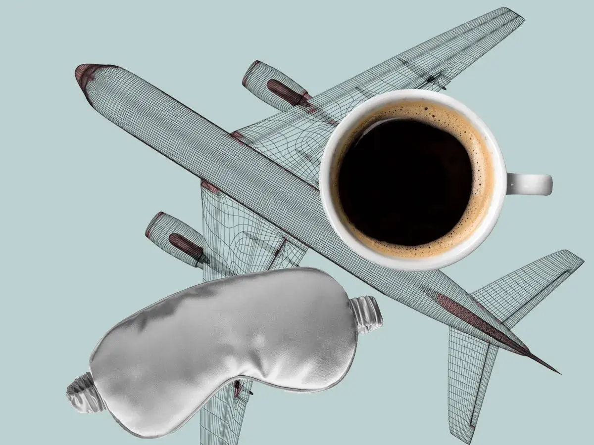 Flugzeugmodell, Schlafmaske und Kaffee – bereit für den Jetlag USA.