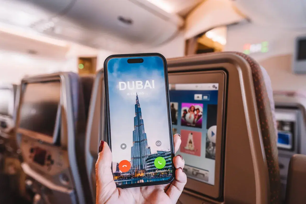 Ankunft in Dubai mit Emirates! Das Handy zeigt den Burj Khalifa und einen Anruf aus Dubai.
