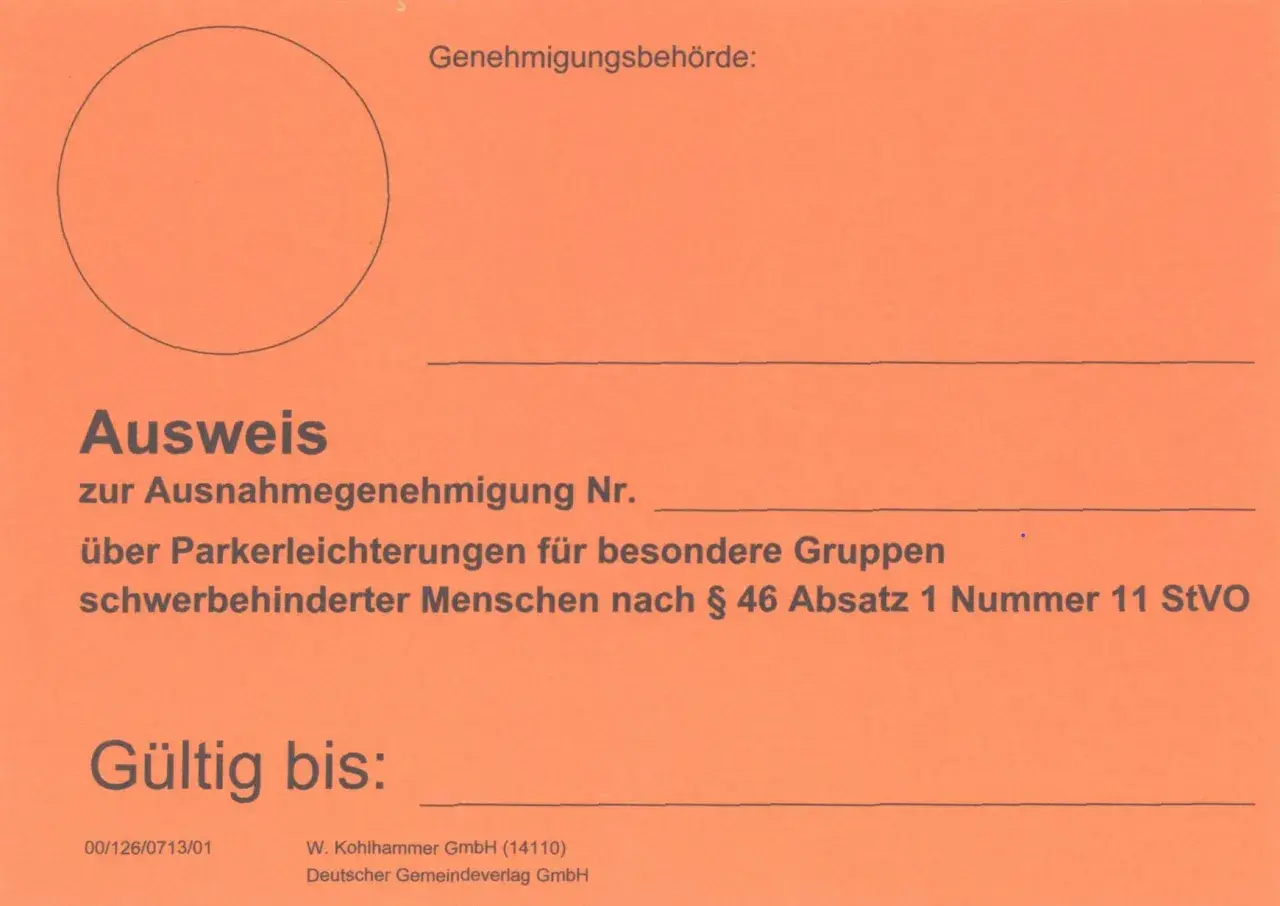 Oranger Parkausweis Berlin für Parkerleichterungen für Schwerbehinderte.