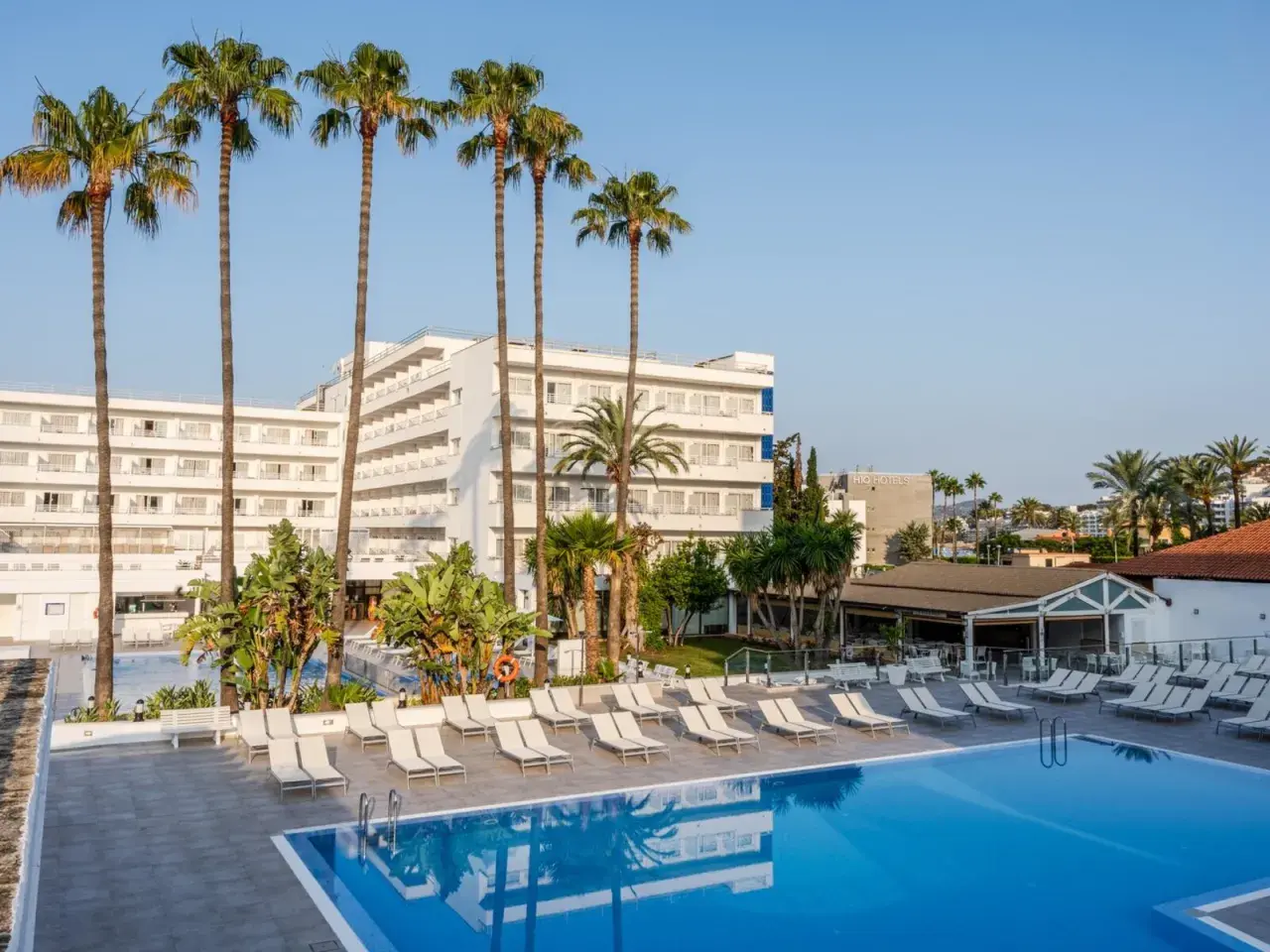 TUI Suneo Santa Ponsa: Ein Hotel mit Pool und Palmen, bereit für sonnige Tage.