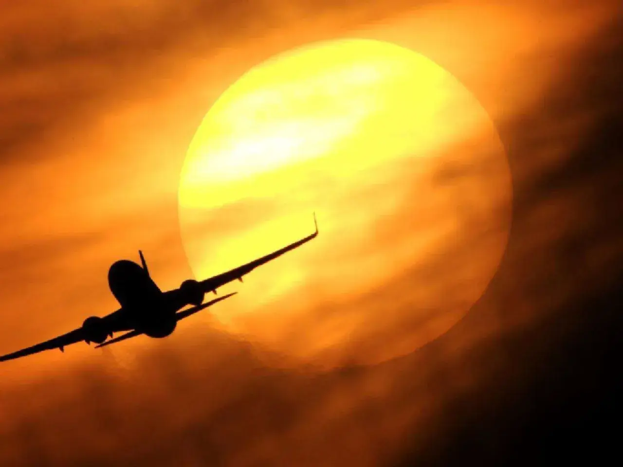 Flugzeug im Gegenlicht der Sonne, das zeigt, dass sich Meilen sammeln für solche Erlebnisse lohnt.