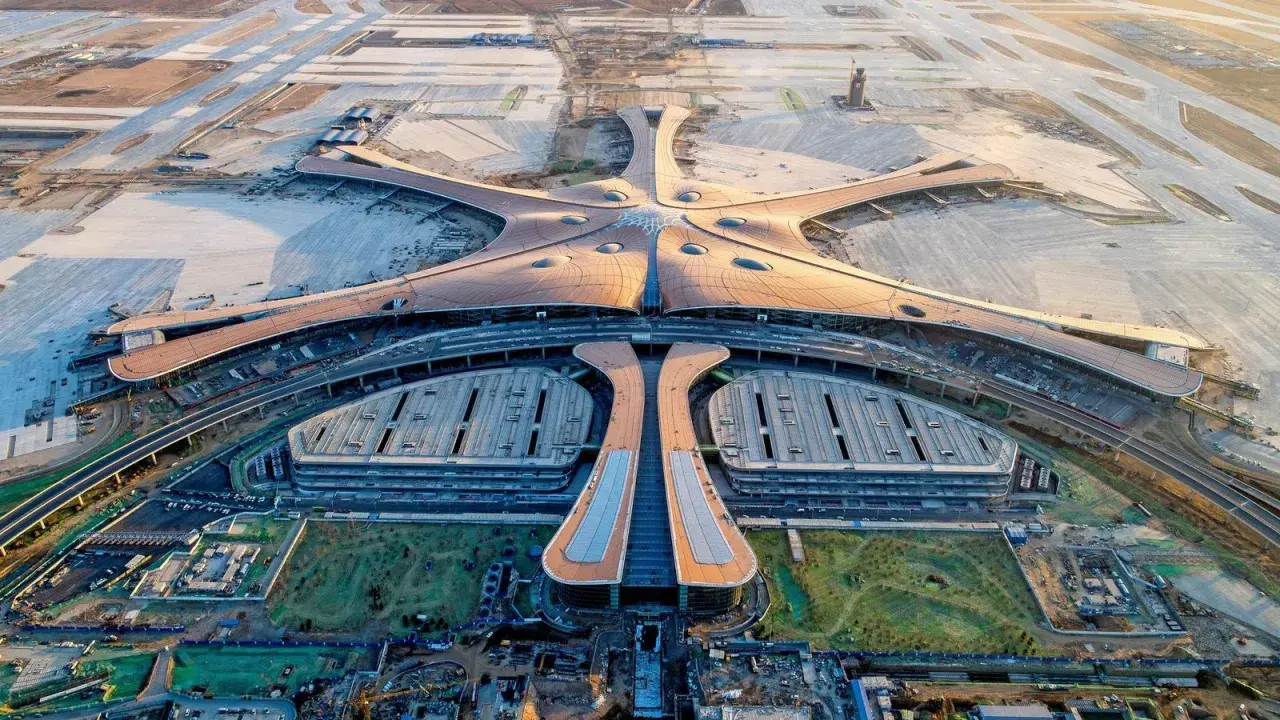 Der Berliner Flughafen im Bau, eine beeindruckende Architektur, die die Bauzeit widerspiegelt.