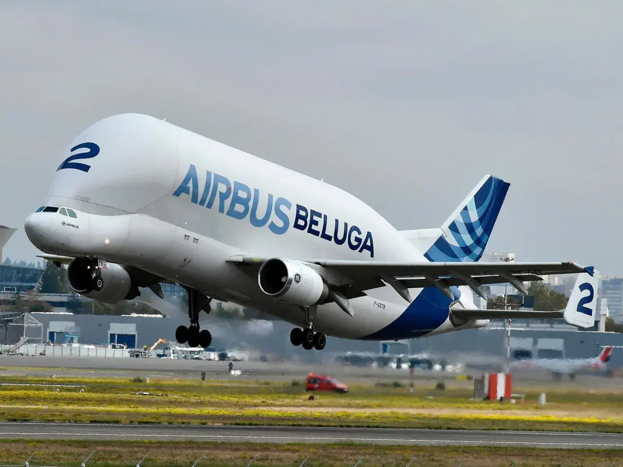 Das Airbus Beluga Flugzeug hebt vom Boden ab.