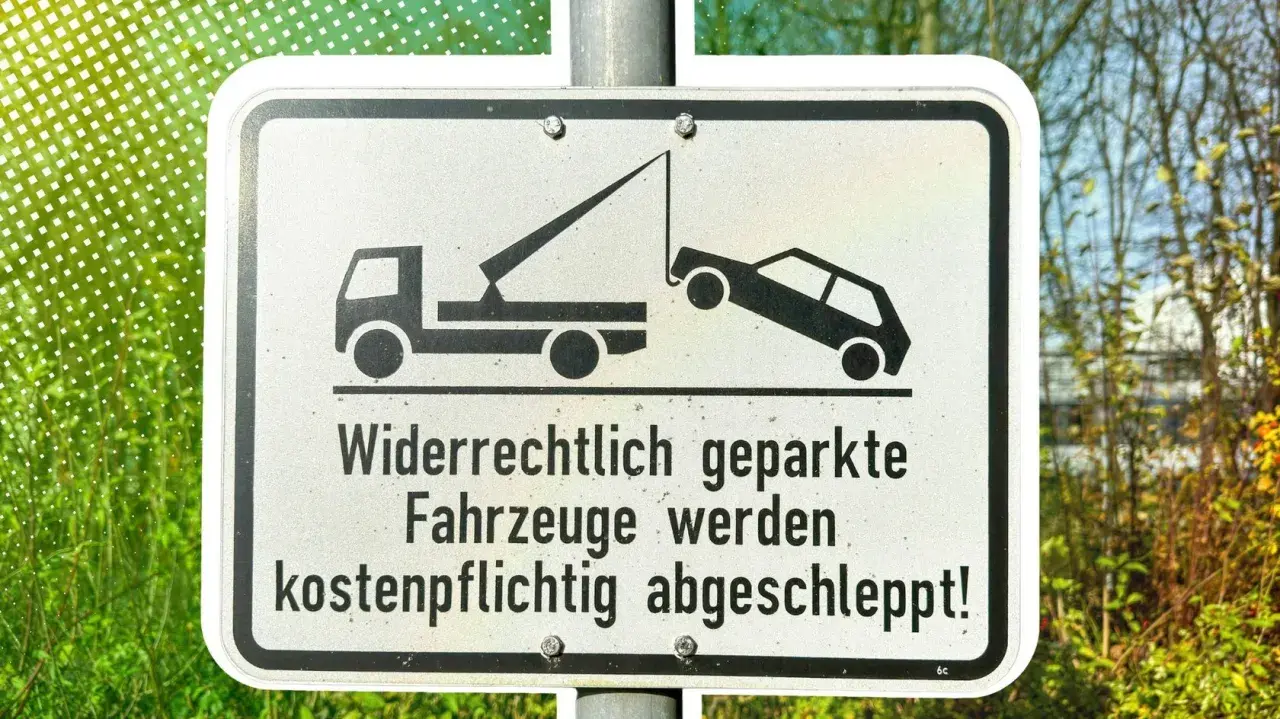 Achtung! Widerrechtlich geparkte Fahrzeuge werden kostenpflichtig abgeschleppt. Vermeiden Sie Strafen und teure Abschleppkosten.