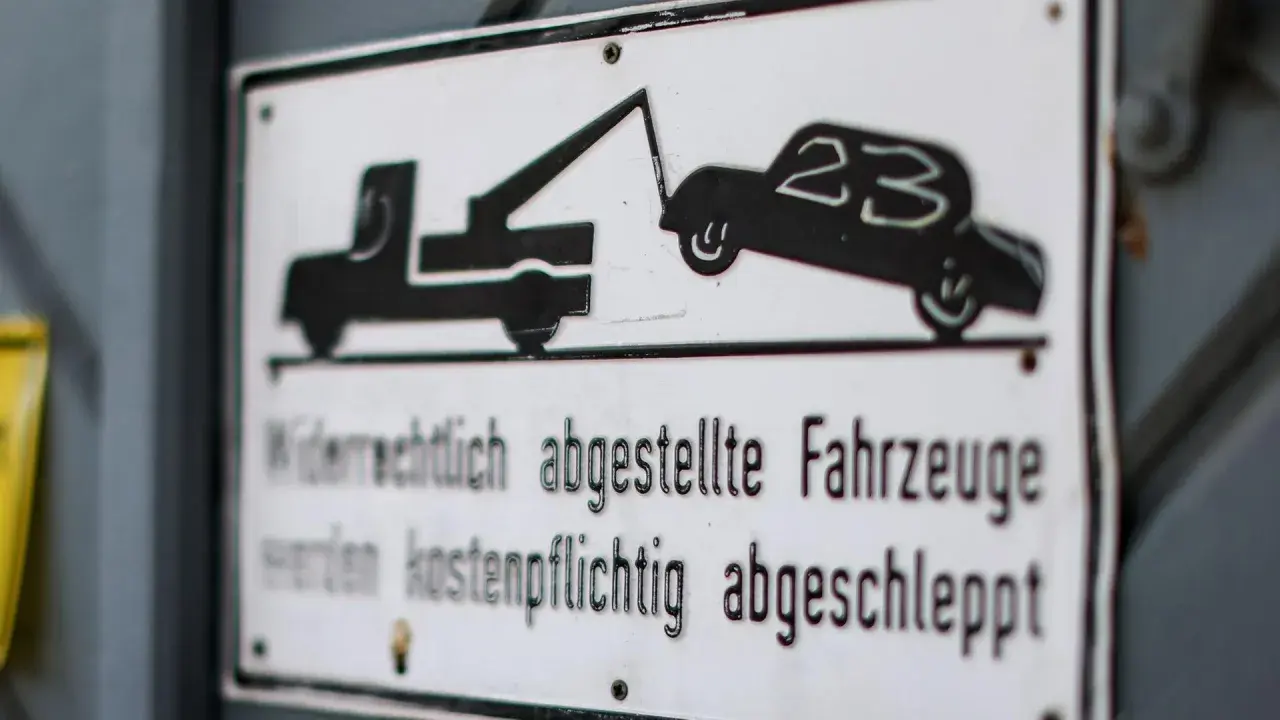 Schild: widerrechtlich abgestellte Fahrzeuge werden kostenpflichtig abgeschleppt. Informiert über auto abgeschleppt kosten pro tag.