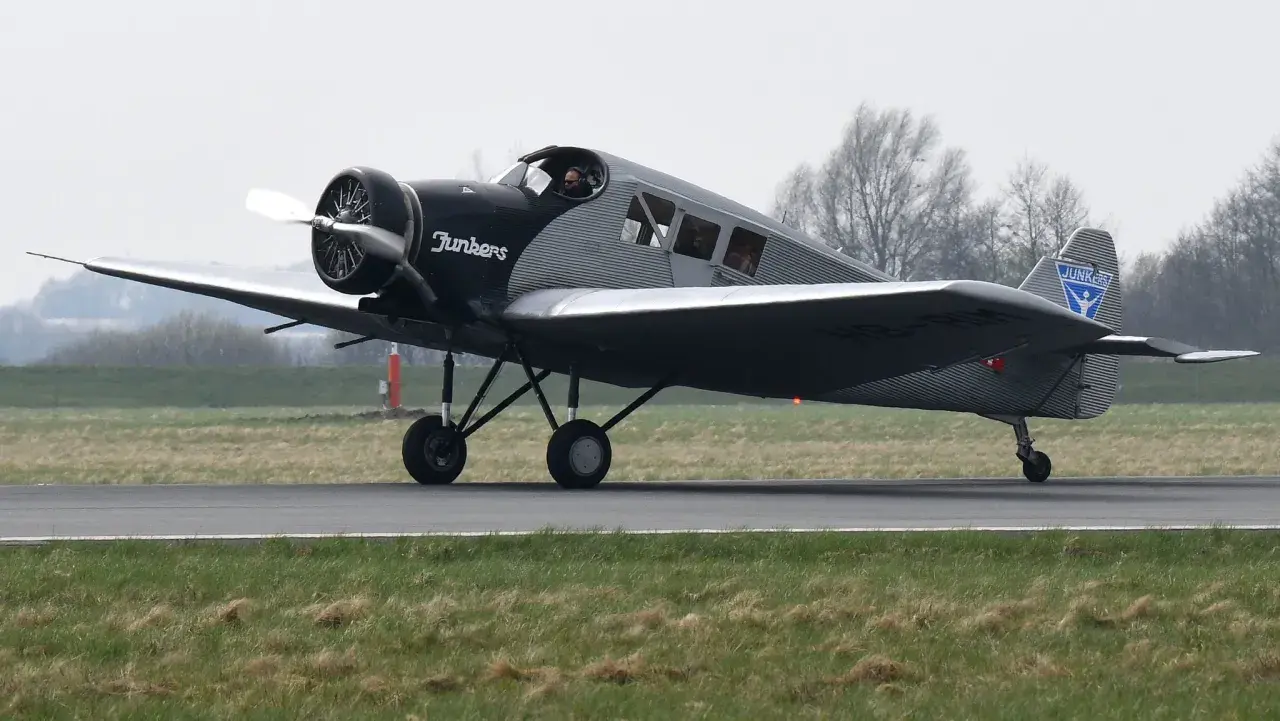 Junkers F 13, das erste Passagierflugzeug Deutschlands, rollt auf dem Rollfeld.