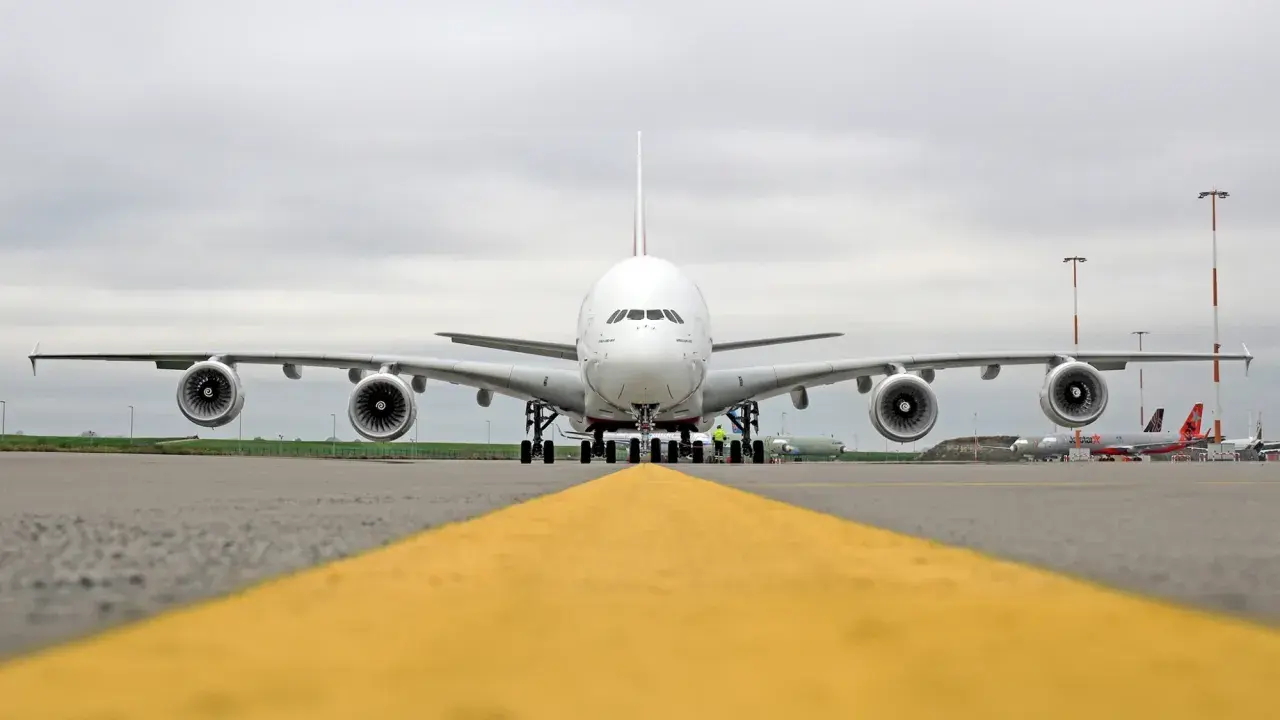 Ein riesiger Airbus A380 steht auf dem Rollfeld. Der Tankinhalt dieses Giganten ist enorm, bereit für lange Flüge.