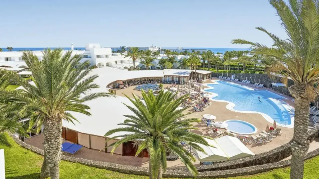 Ein sonniger Urlaubstag im Bakour Lanzarote Splash Resort. Palmen säumen den Poolbereich, der zum Planschen einlädt.