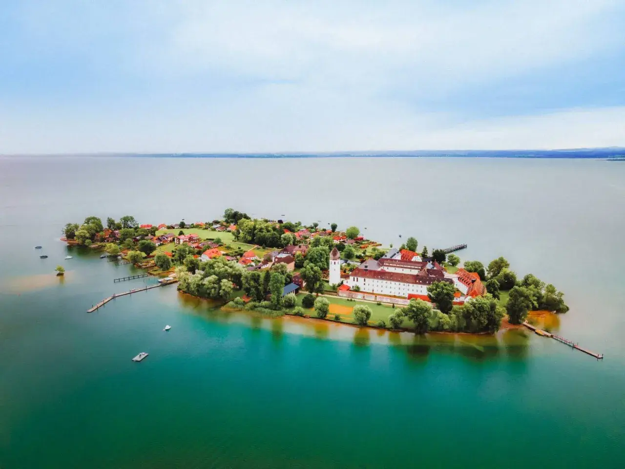 Inselkloster mit roten Dächern, umgeben von türkisfarbenem Wasser. Perfekt für kurztrip ideen mit auto.