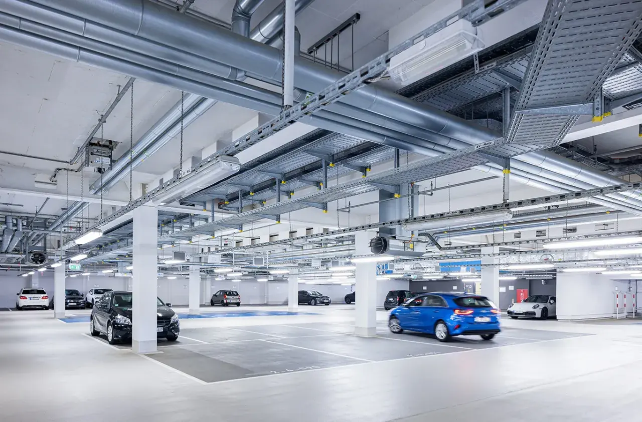 Moderne Tiefgarage mit Autos. Die Kosten für das Parken im Quadrat sind hier nicht ersichtlich, aber die Infrastruktur ist gut ausgebaut.