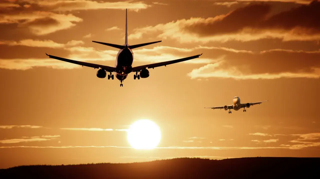 Zwei Flugzeuge im Sonnenuntergang, bereit für den Start. Ein Gefühl von Freiheit, wie ein blind ticket in den Himmel.