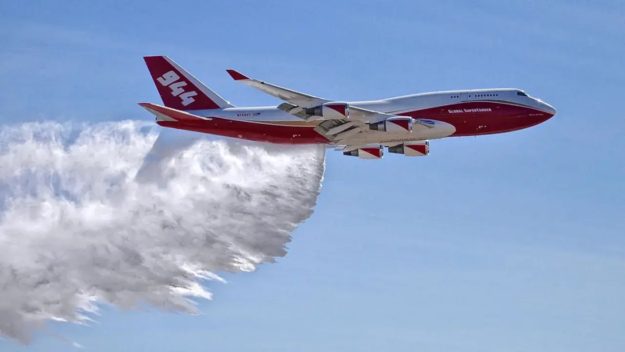 Eine Boeing 747, die als Global Supertanker zur Brandbekämpfung eingesetzt wird, sprüht Wasser. Sie fliegt schnell, um Brände zu löschen.