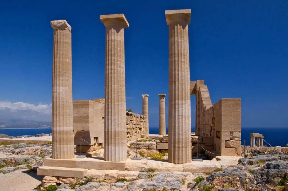 Majestätische Säulen der Akropolis von Lindos auf Rhodos, mit Blick auf das tiefblaue Meer.