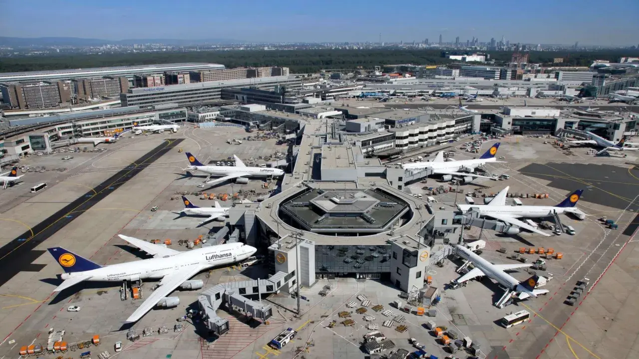 Frankfurt Airport: die schiere Größe des Frankfurter Flughafens wird durch zahlreiche Flugzeuge und Gebäude auf dem Rollfeld deutlich.