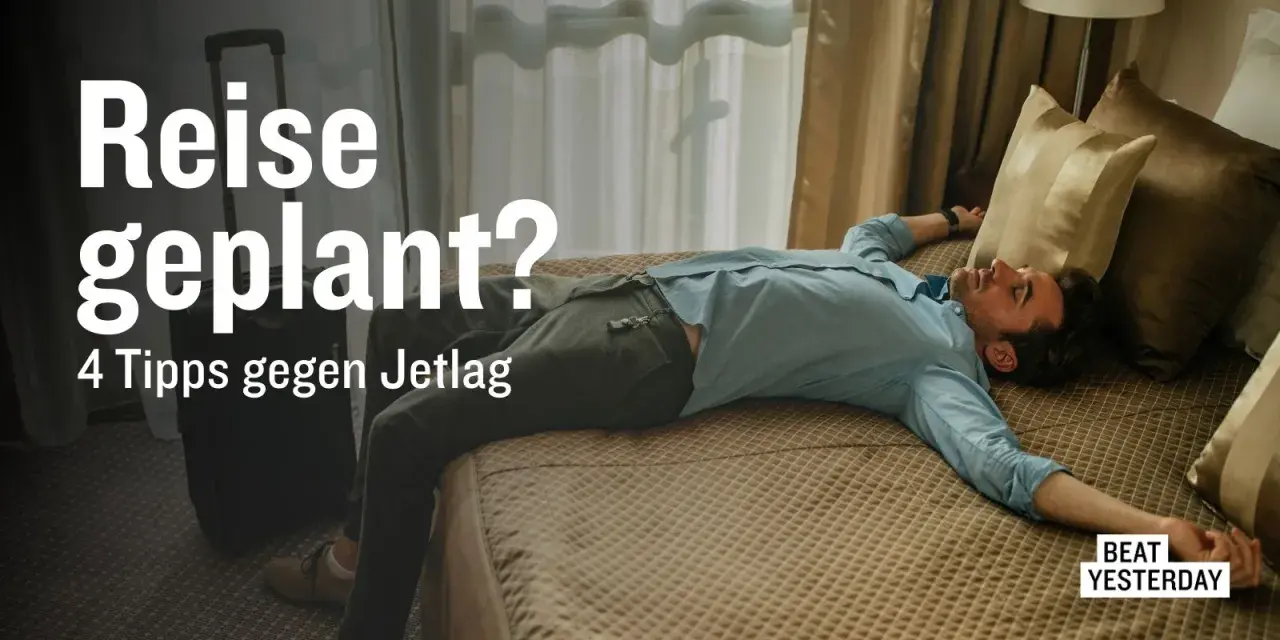 Mann liegt erschöpft im Bett nach Reise von West nach Ost. 4 Tipps gegen Jetlag.