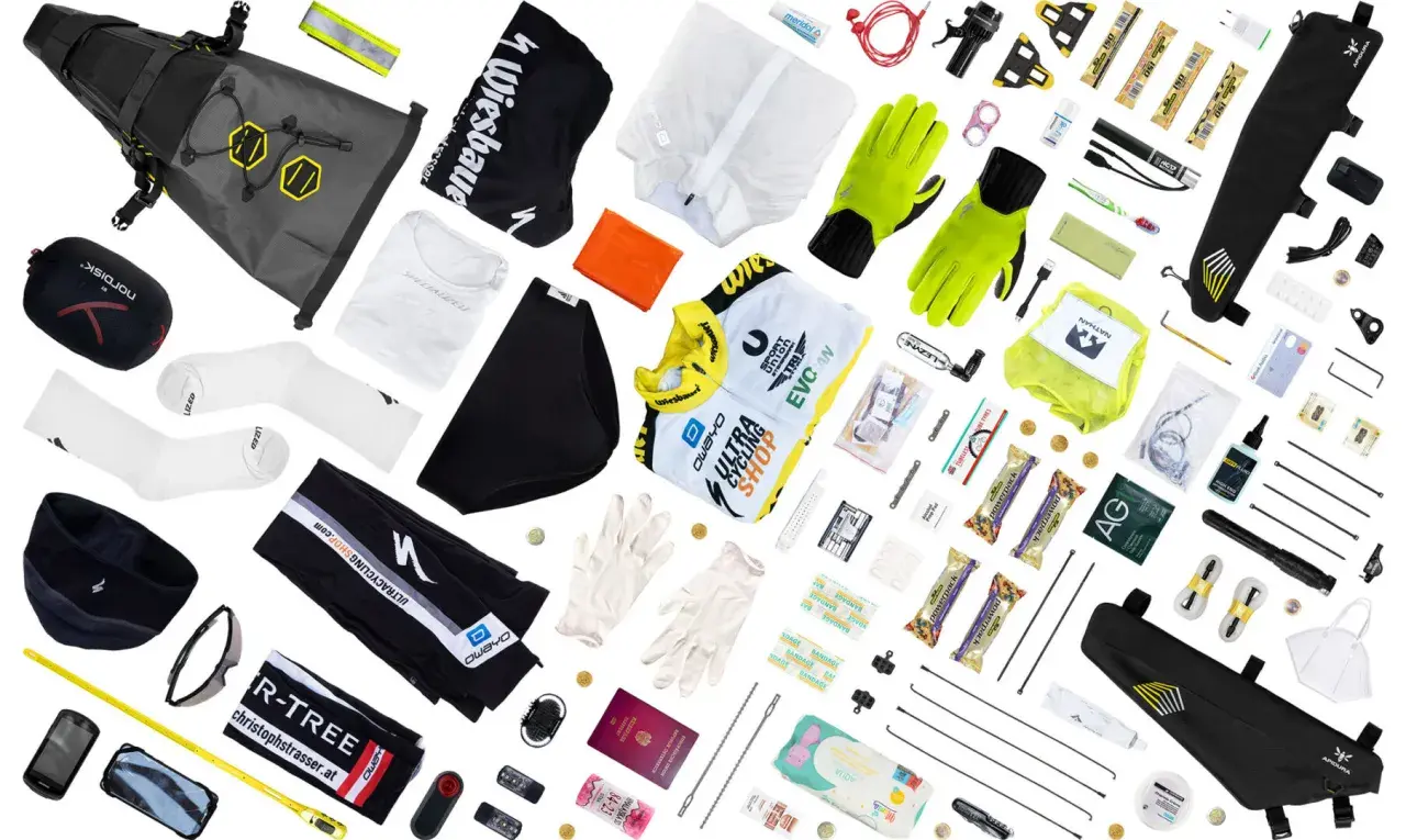 Umfangreiche fahrradtour packliste: Bikepacking-Taschen, Kleidung, Handschuhe, Werkzeug, Verpflegung und Erste-Hilfe-Artikel für lange Touren.