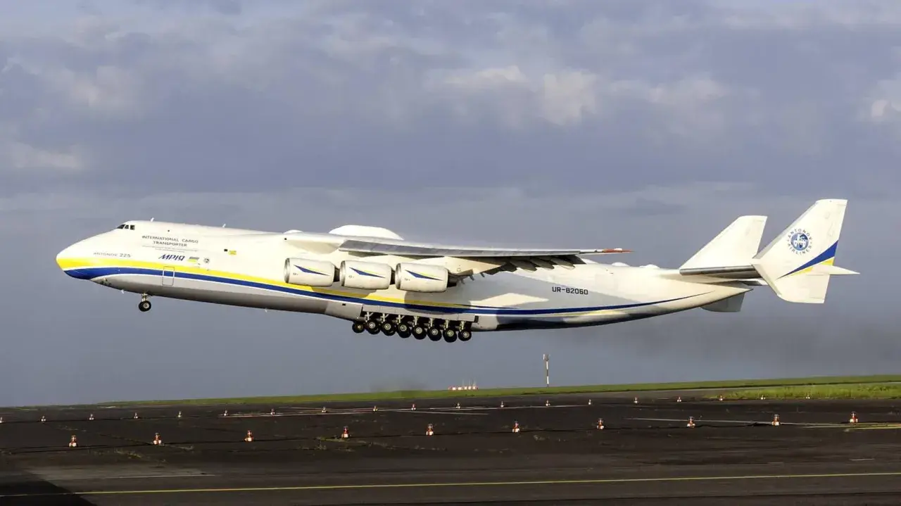 Die Antonov An-225 hebt ab. Ein beeindruckendes Flugzeug, das zeigt, wie viel wiegt ein Flugzeug dieser Größe – über 600 Tonnen!