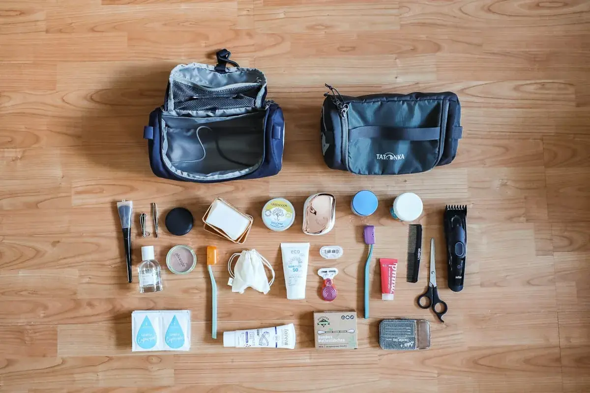 Reise-Kulturbeutel und Pflegeartikel für die perfekte backpacking packliste: Zahnbürste, Rasierer, Kamm, Schere, Cremes und mehr.