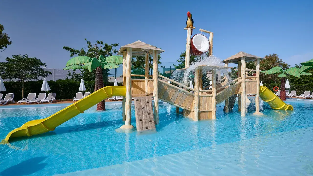 Wasserspaß im TUI Kids Club Protur Safari: Rutschen, Planschen und ein tropischer Wasserfall sorgen für Abenteuer.