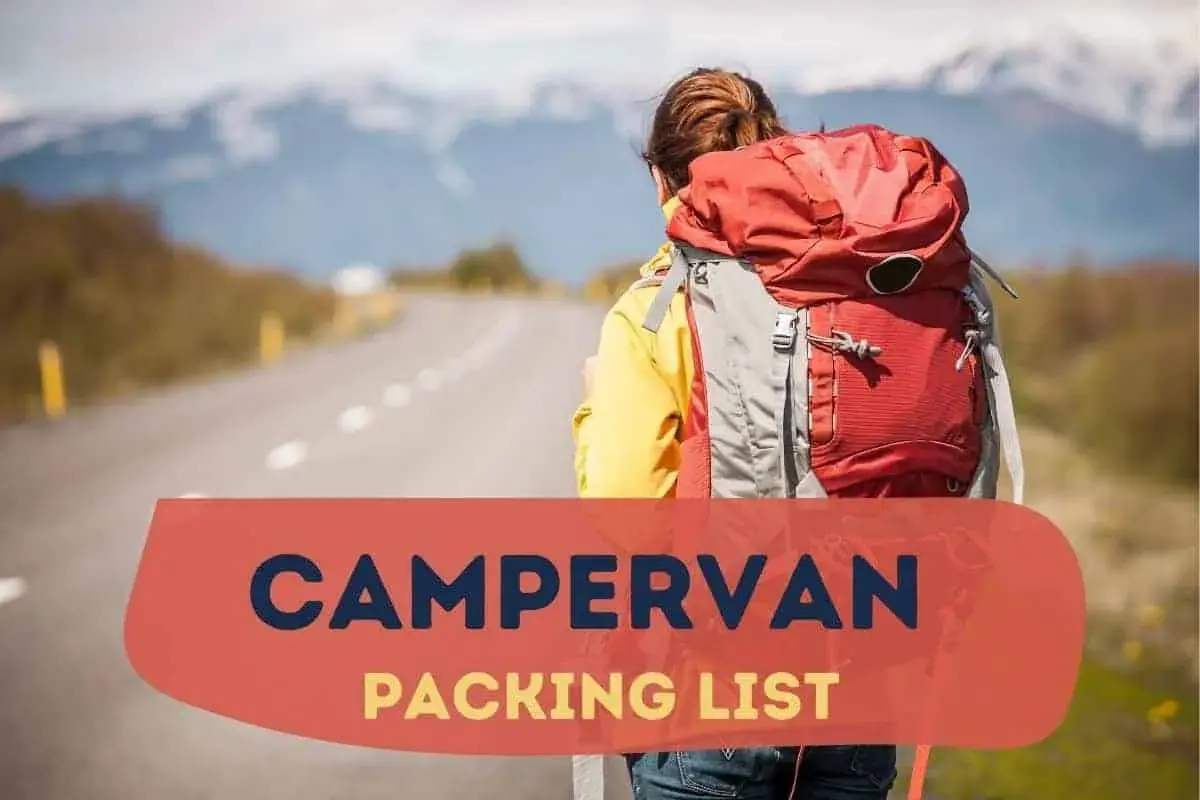 Frau mit Rucksack auf einsamer Straße in Norwegen. Campervan Packliste für das Abenteuer.