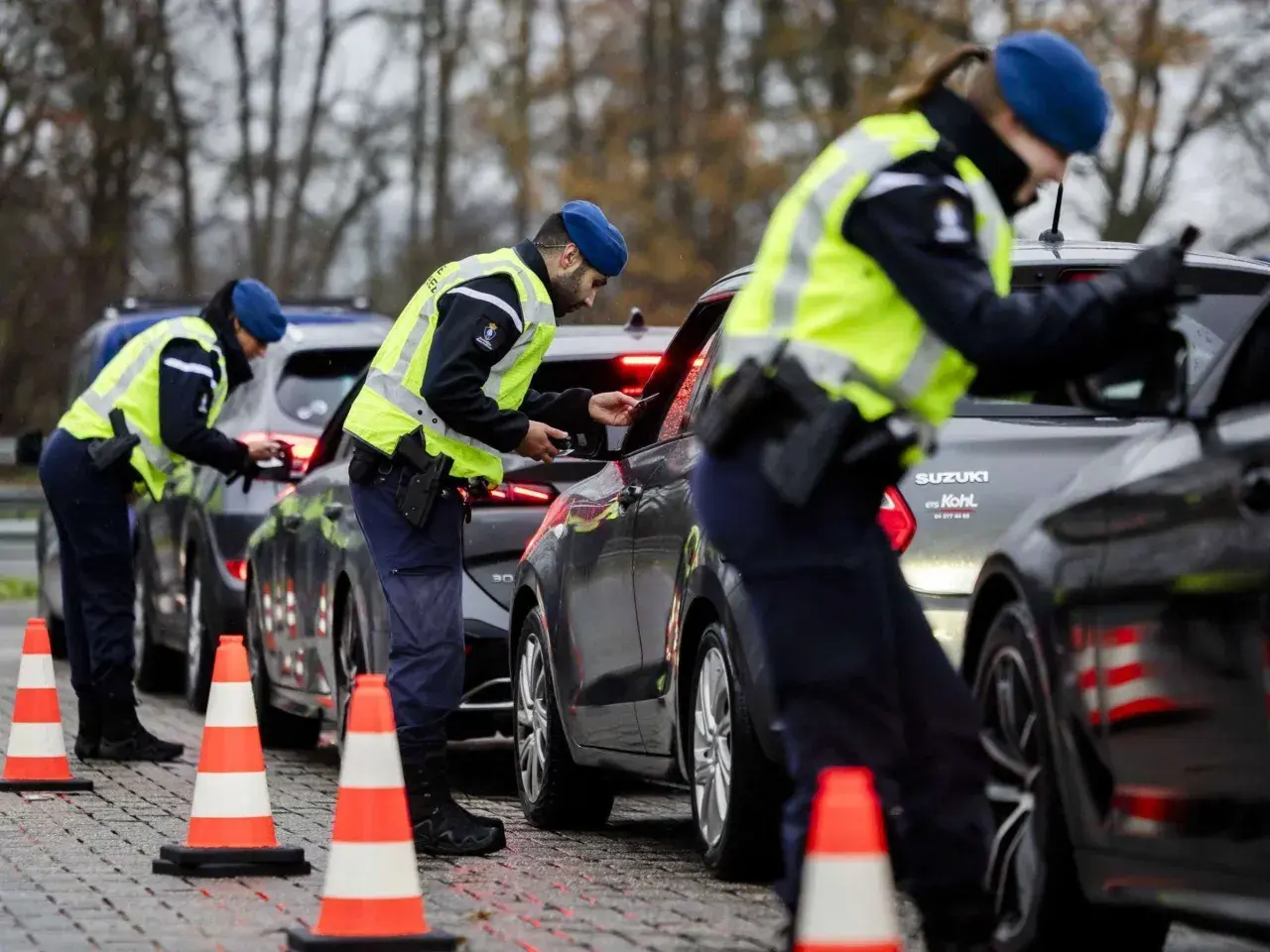 Polizisten kontrollieren Fahrzeuge an der Grenze zur Einreise in die Niederlande.