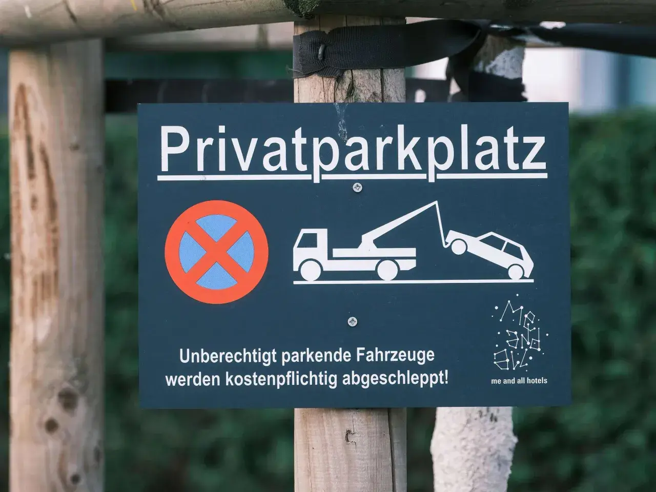 Schild "Privatparkplatz": Unberechtigt parkende Fahrzeuge werden kostenpflichtig abgeschleppt. Wer zahlt abschleppen privatparkplatz? Sie!