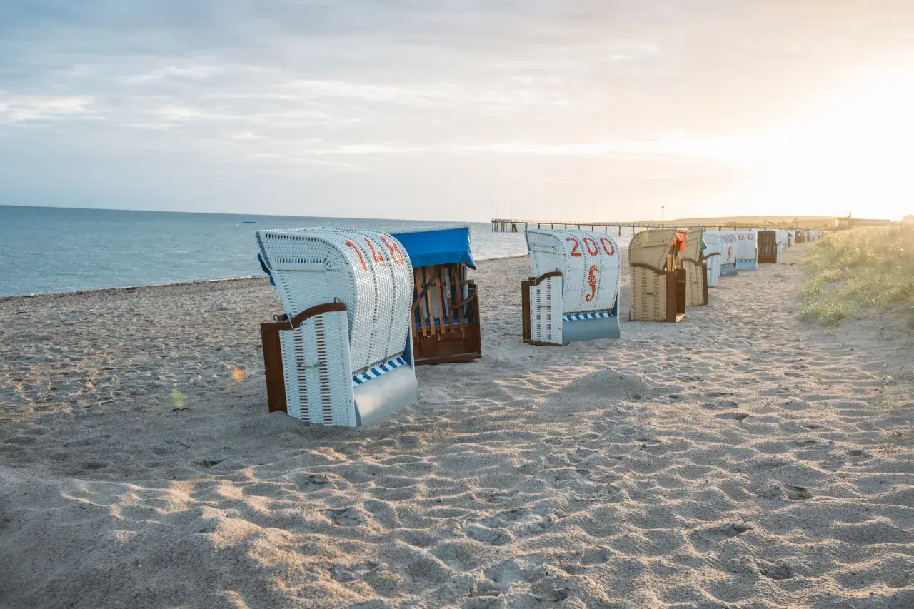 Strandkörbe am Ostseestrand. Die Entfernung zum Auto ist egal, wenn man hier entspannt.
