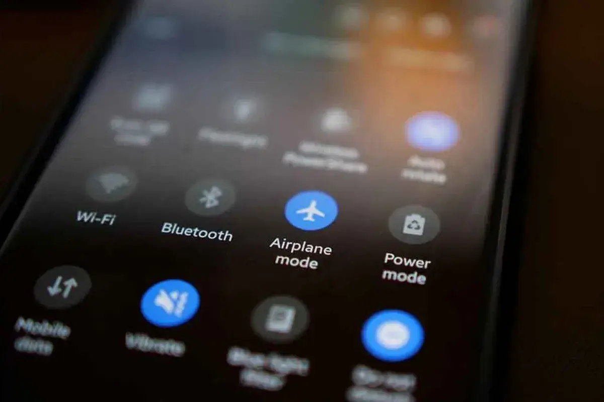 Nahaufnahme eines Smartphones, das den Flugmodus aktiviert. Das Handy ist bereit für den Flug.
