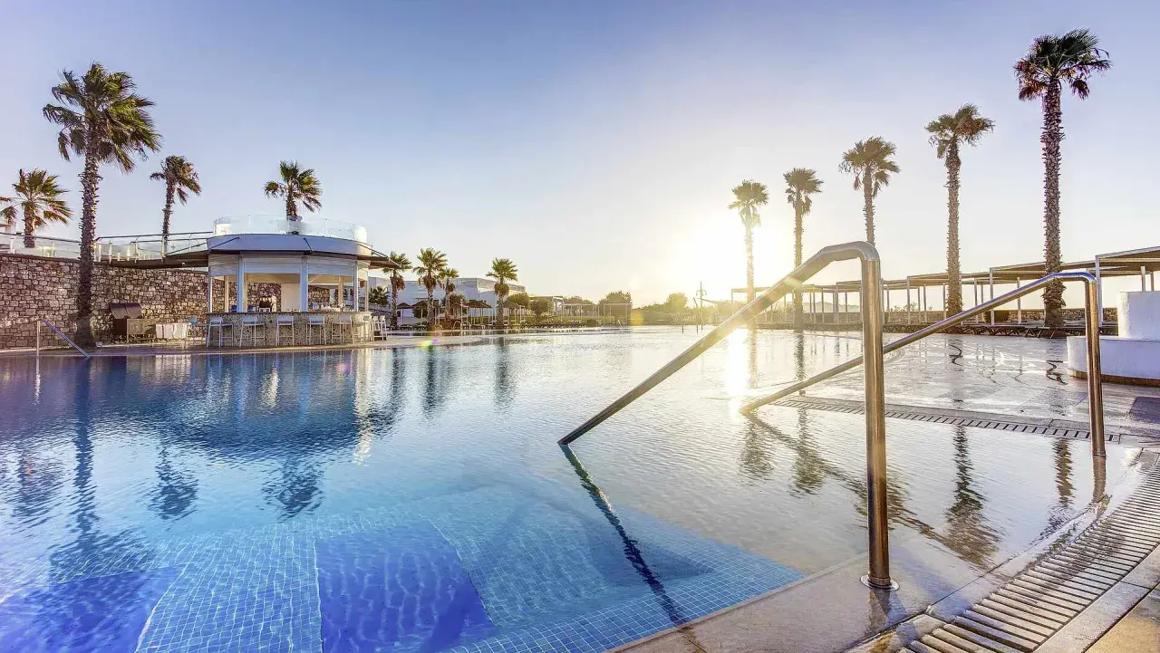 Ein traumhafter Poolbereich mit Palmen und einer Bar im TUI Magic Life Plimmiri.