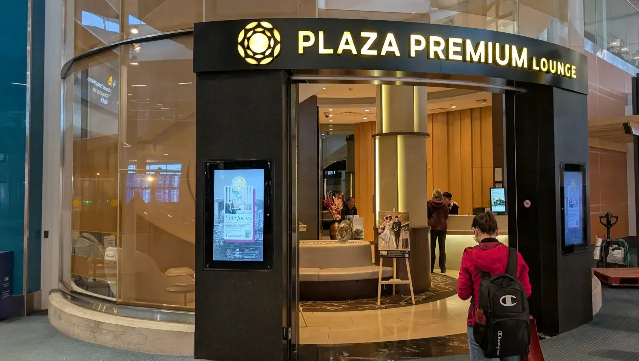Plaza Premium Lounge Eingang. Mit Priority Pass genießt man hier viele Vorteile, wie z.B. Komfort und Ruhe.
