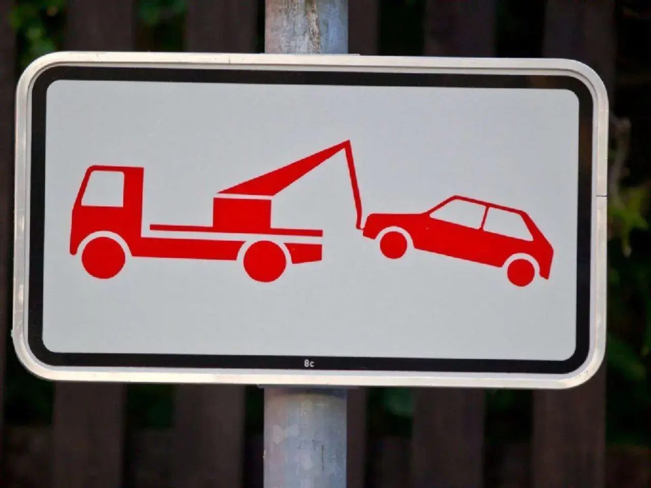 Warnung: Abschleppdienst im Einsatz. Vorsicht, hier könnte Ihr Auto zu unrecht abgeschleppt werden.