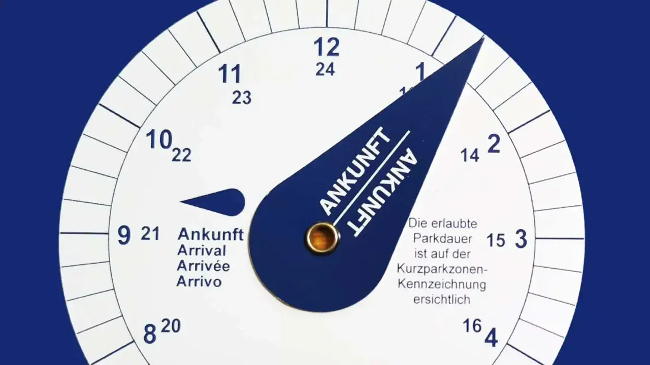 Eine Parkscheibe zeigt die Ankunftszeit. Man muss die Parkscheibe aufrunden, um die erlaubte Parkdauer einzuhalten.