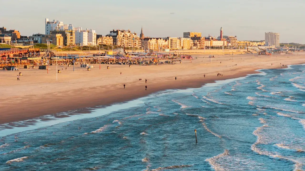 Ein perfekter Urlaub in Holland am Meer: Weite Sandstrände, belebte Promenaden und das Rauschen der Nordsee.