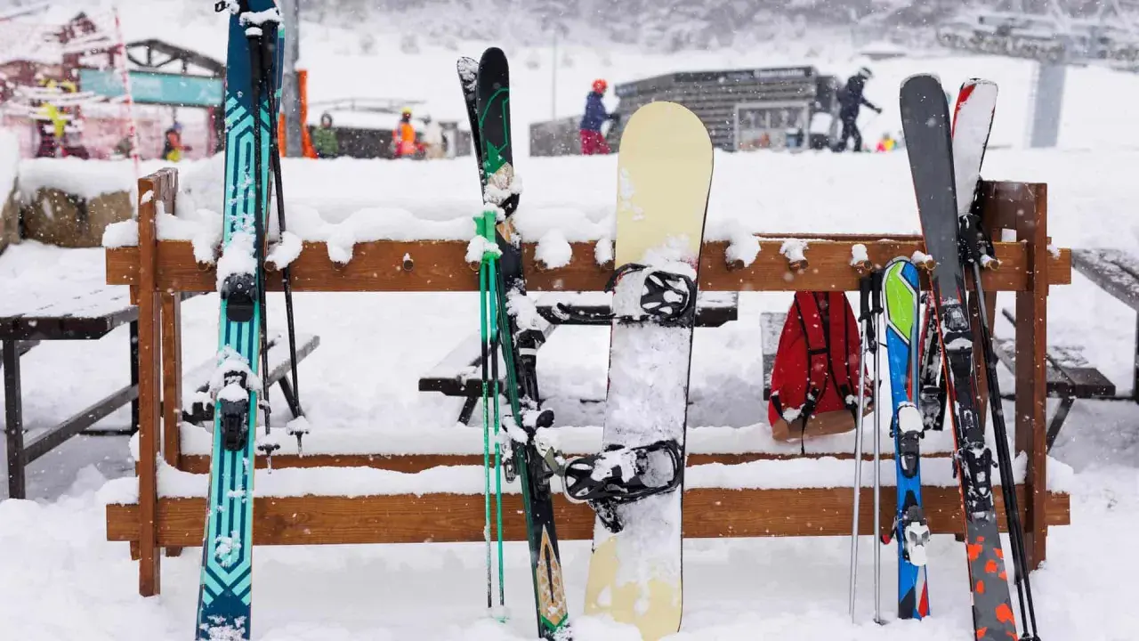 Skier und Snowboarder warten auf die Piste. Die Ausrüstung ist bereit, eine perfekte Checkliste Skifahren.