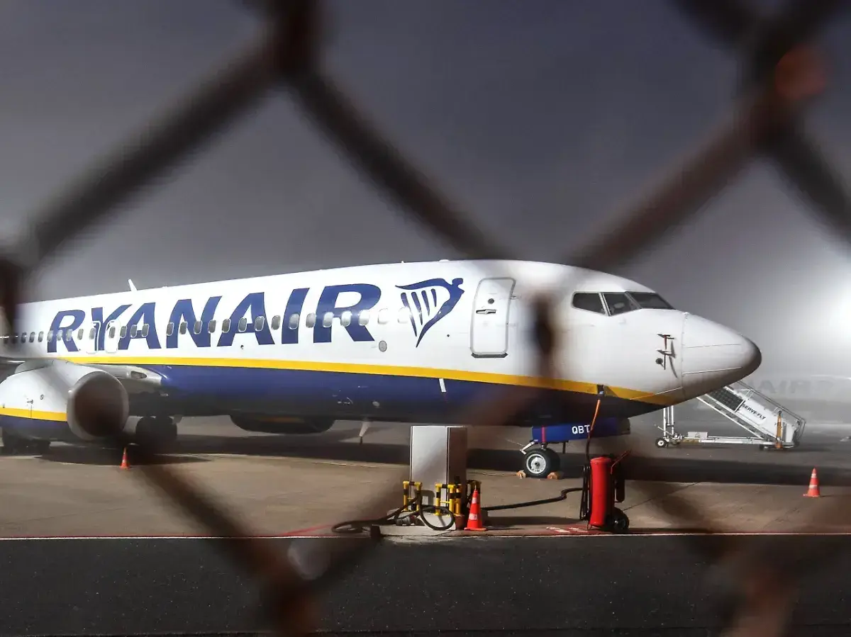 Ryanair-Flugzeug am Flughafen, bereit für den Start, aber das Nachtflugverbot in Europa hält es am Boden.