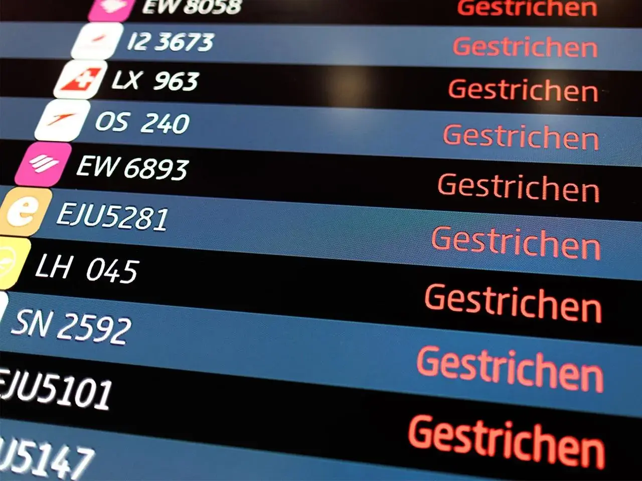 Flugplan zeigt viele gestrichene Flüge. Ein frustrierender Anblick für Reisende, die ihren Flug steuern wollten.