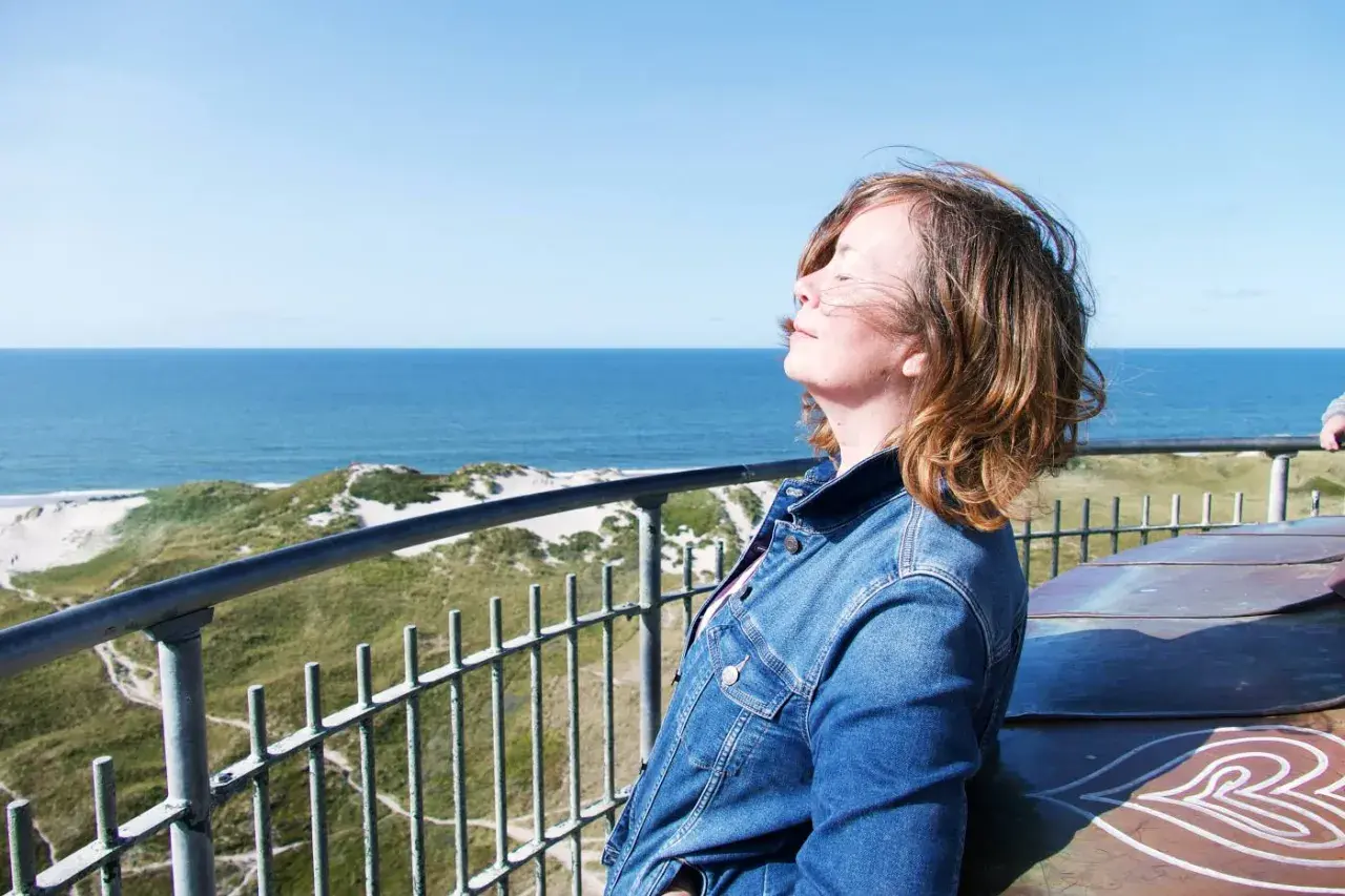 Frauenkopf im Wind, Blick auf die Dünen und das Meer bei Hvide Sande.